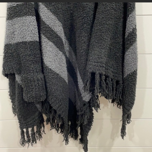 Barefoot Dreams black & gray beach fringe poncho one size - Picture 4 of 12